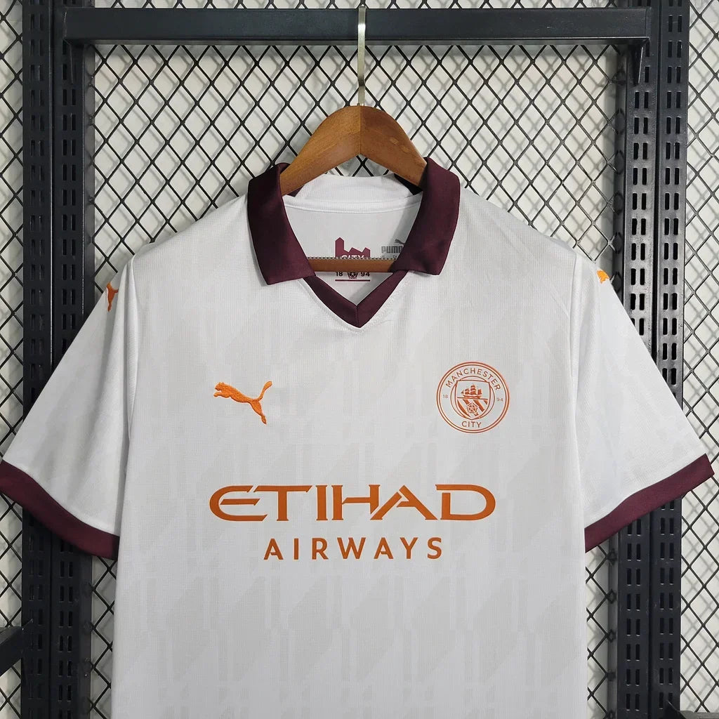 Maillot extérieur Manchester City 2023-2024, marque Le 12 -ème Maillot, en tissu aux couleurs officielles, vue de face.