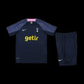 Ensemble Tottenham Le 12 -ème Maillot avec maillot blanc et shorts assortis, vue de face, pour supporter l'équipe.