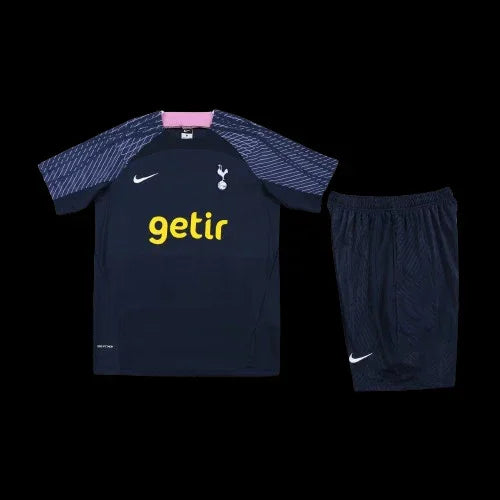 Ensemble Tottenham Le 12 -ème Maillot avec maillot blanc et shorts assortis, vue de face, pour supporter l'équipe.