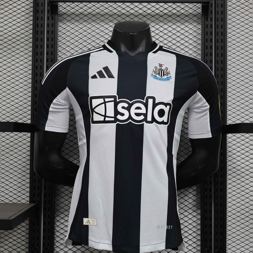 Maillot Newcastle 2024-25 Le 12 -ème Maillot, maillot de football avec logo de l'équipe et design moderne visible sur l'image.