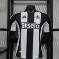 Maillot Newcastle 2024-25 Le 12 -ème Maillot, maillot de football avec logo de l'équipe et design moderne visible sur l'image.
