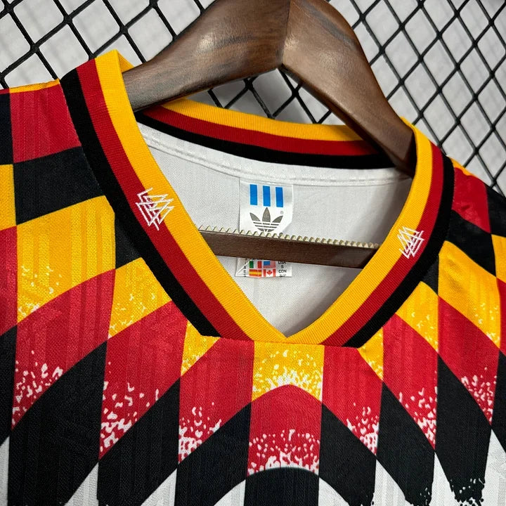 Maillot rétro de l'Allemagne 1994 par Le 12 -ème Maillot, vue de face avec les couleurs traditionnelles allemandes.