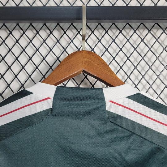 Maillot extérieur Manchester United saison 2023-2024 Le 12-ème Maillot, maillot de football rouge avec logo et design moderne