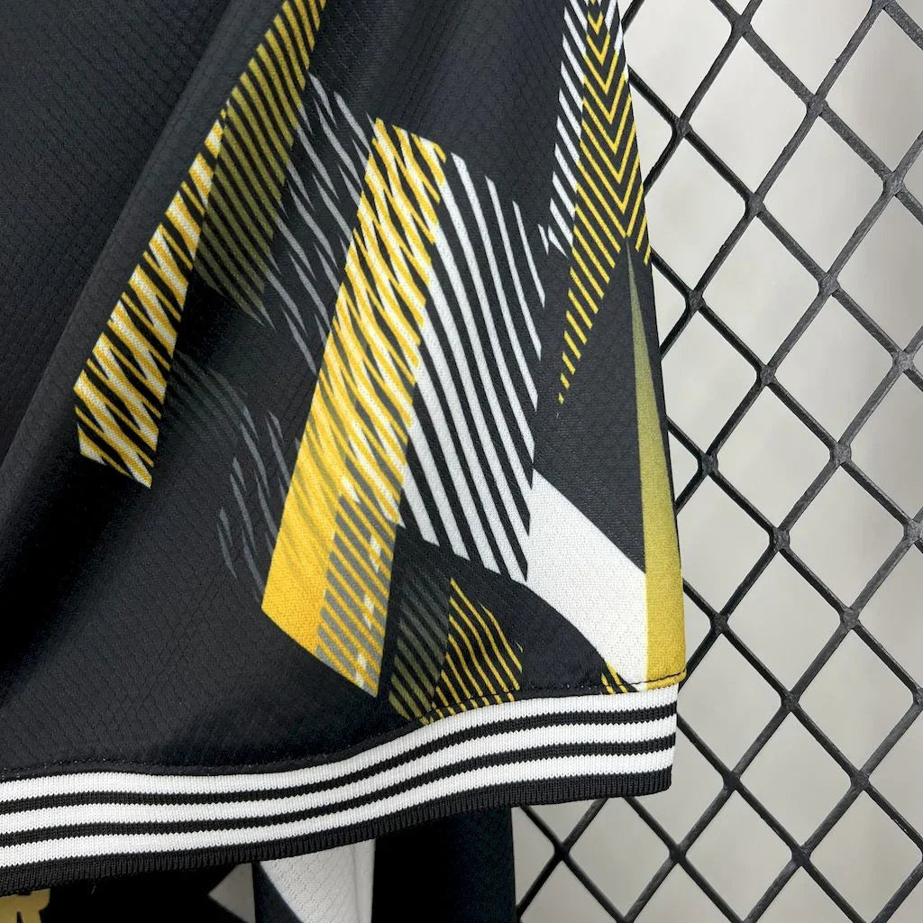 Maillot concept Real Madrid 2025-26 de la marque Le 12-ème Maillot, vue de face avec logo et design innovant.