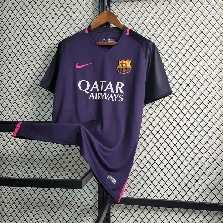 Maillot rétro FC Barcelone 2016-2017 Le 12, maillot de football avec logo et détails classiques, vue frontale.
