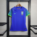 Maillot domicile Brésil 2022/23 Le 12, maillot de football avec logo brésilien, couleurs jaune et vert, vue de face.