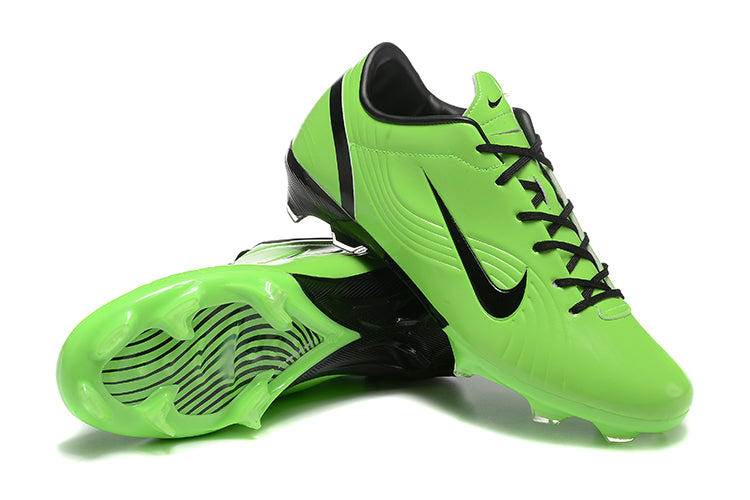 Crampons Mercurial Vapor 1 de Le 12 -ème Maillot, à pointes en acier pour chaussures de sport, vue de côté sur fond blanc