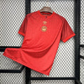 Maillot Bournemouth 2024/25 édition spéciale rouge, Le 12 -ème Maillot, vue de face avec logo et détails du design.