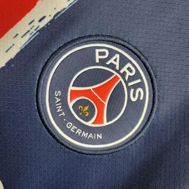 Maillot Paris Saint Germain 2024/25 Le 12 -ème Maillot, maillot de football avec logo PSG et design moderne.