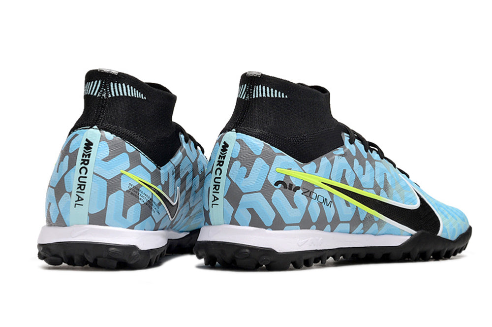 Crampons Mercurial Superfly IX Elite de Le 12 -ème Maillot, fixation pour chaussures de sport, visibles en gros plan.