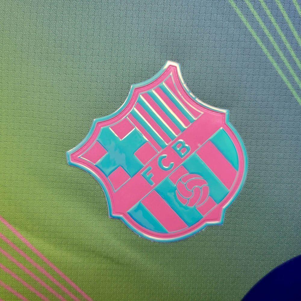 Maillot FC Barcelone concept 2025-26 de Le 12 -ème Maillot, vue du devant avec le logo du club et design moderne.