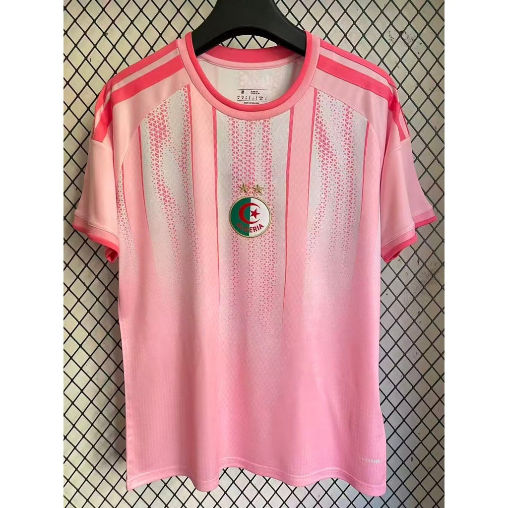 Maillot de football 25/26 Algérie Le 12ème Maillot, modèle rose A, avec logo et détails sportifs visibles en image.