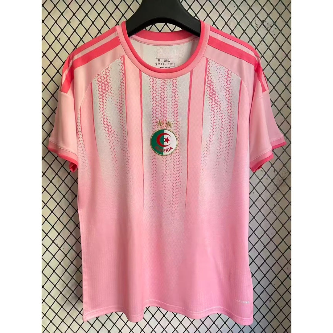 Maillot de football 25/26 Algérie Le 12ème Maillot, modèle rose A, avec logo et détails sportifs visibles en image.