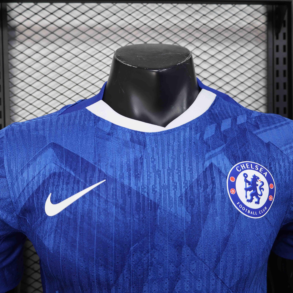 Maillot de football Chelsea 25-26 ans, fabriqué par Le 12 -ème Maillot, vue de face avec logo et détails du design.
