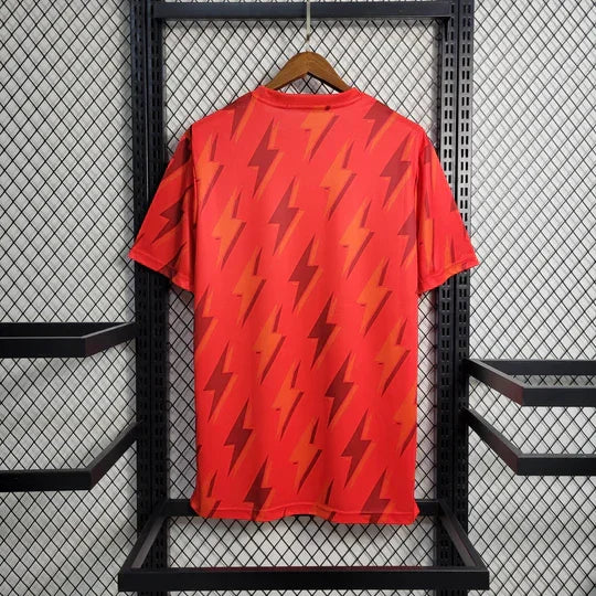 Maillot d'entraînement Arsenal 2023-2024 Le 12-ème Maillot, maillot de football avec logo et design moderne visible sur l'image