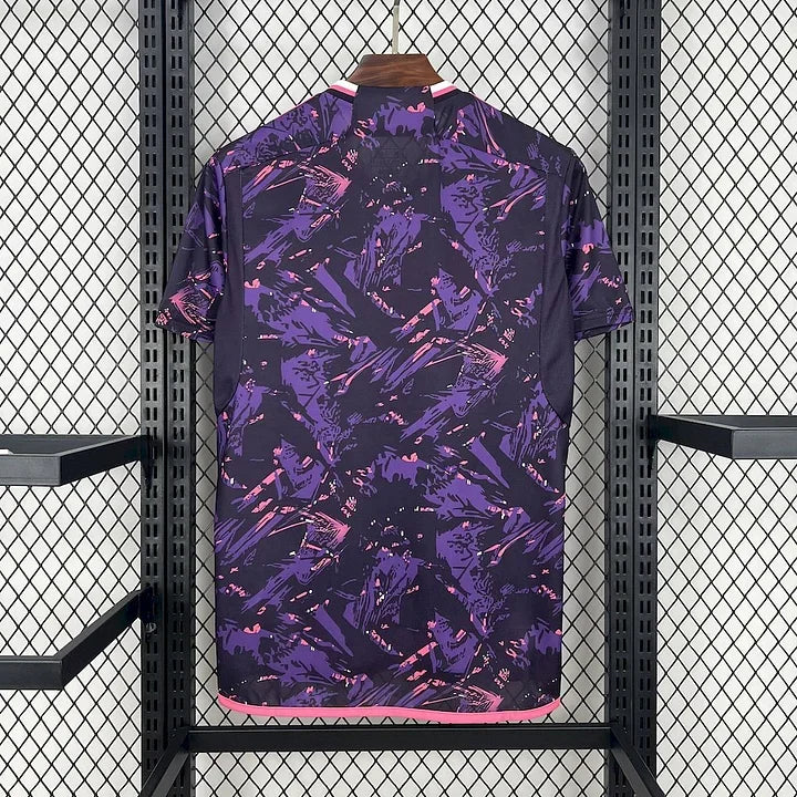 Maillot de football Real Madrid rose 2024-2025, marque Le 12 -ème Maillot, vue du devant avec logo et design coloré.