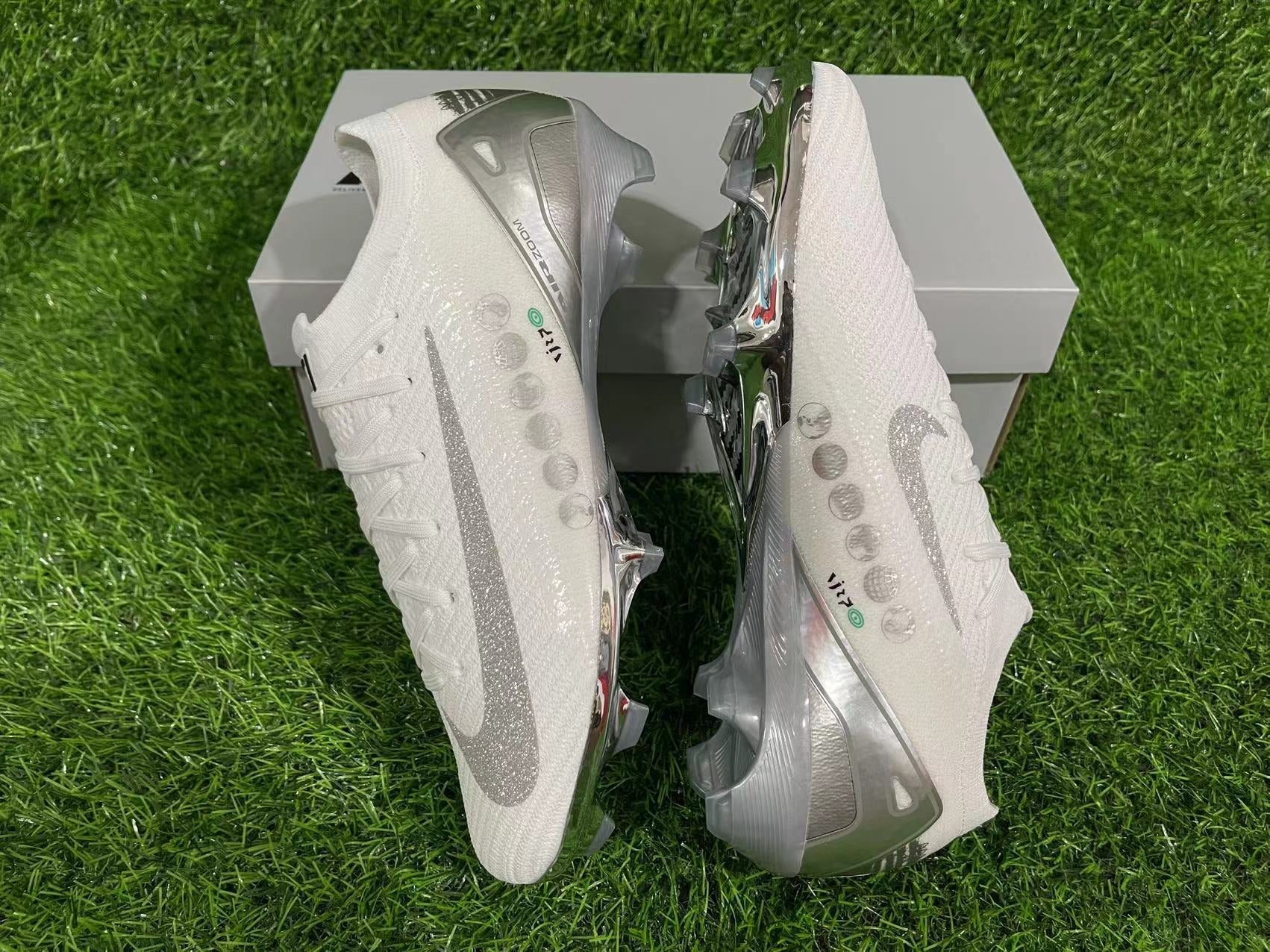 Crampons Mercurial Vapor XV Elite de Le 12 -ème Maillot, vue de près, montrant la semelle et les crampons en métal pour football.