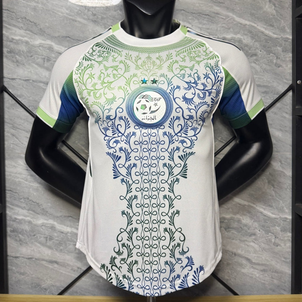 Maillot blanc de l'équipe Algérie 25/26, modèle spécial, fabriqué par Le 12 -ème Maillot, vue de face avec logo et détails.