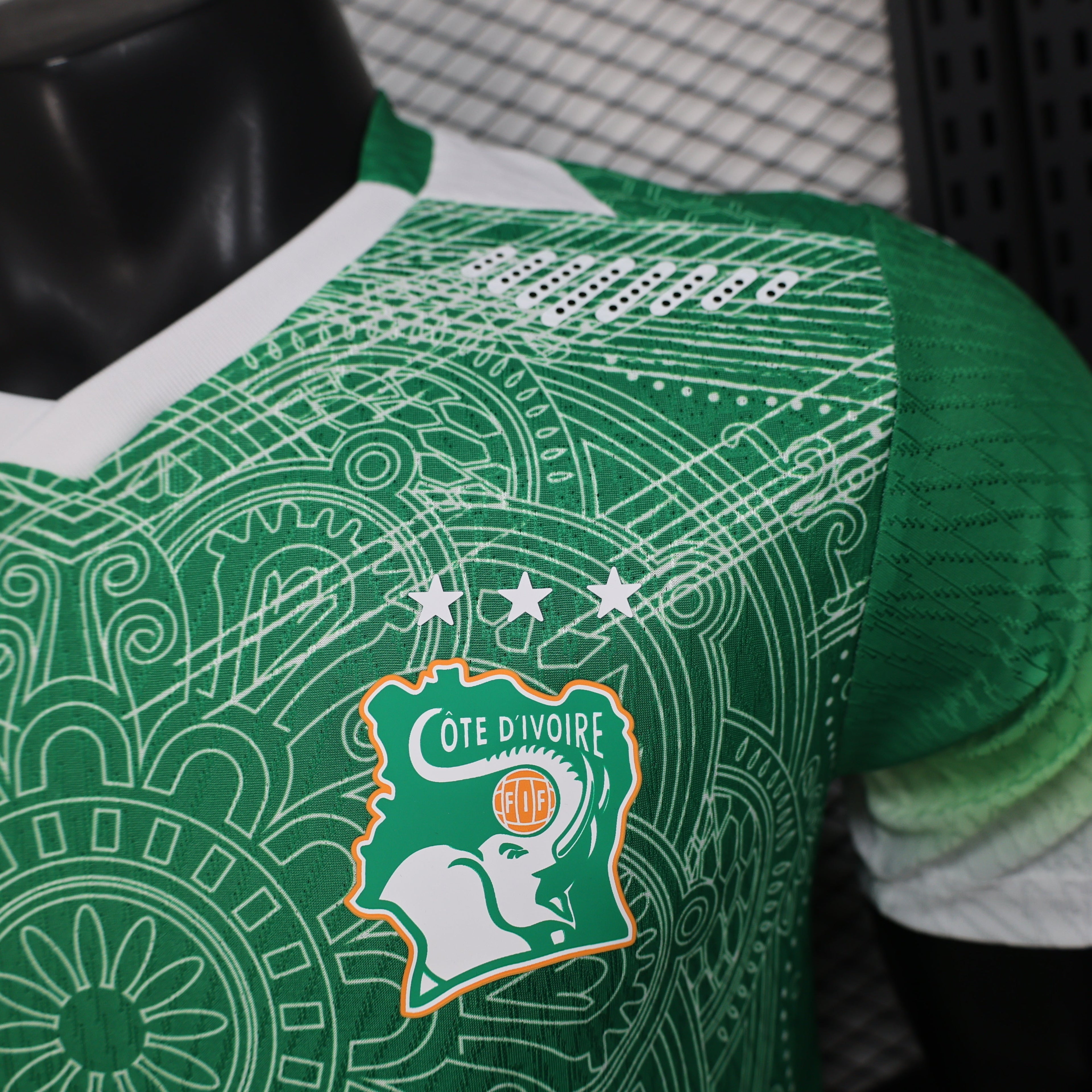 Maillot Côte d'Ivoire Concept 2026 de Le 12 -ème Maillot, vue de face, design moderne et couleurs ivoire et bleu.