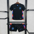 Kit enfant Angleterre extérieur 2025 Le 12 -ème Maillot, maillot de football avec logo et détails en équipe extérieure.