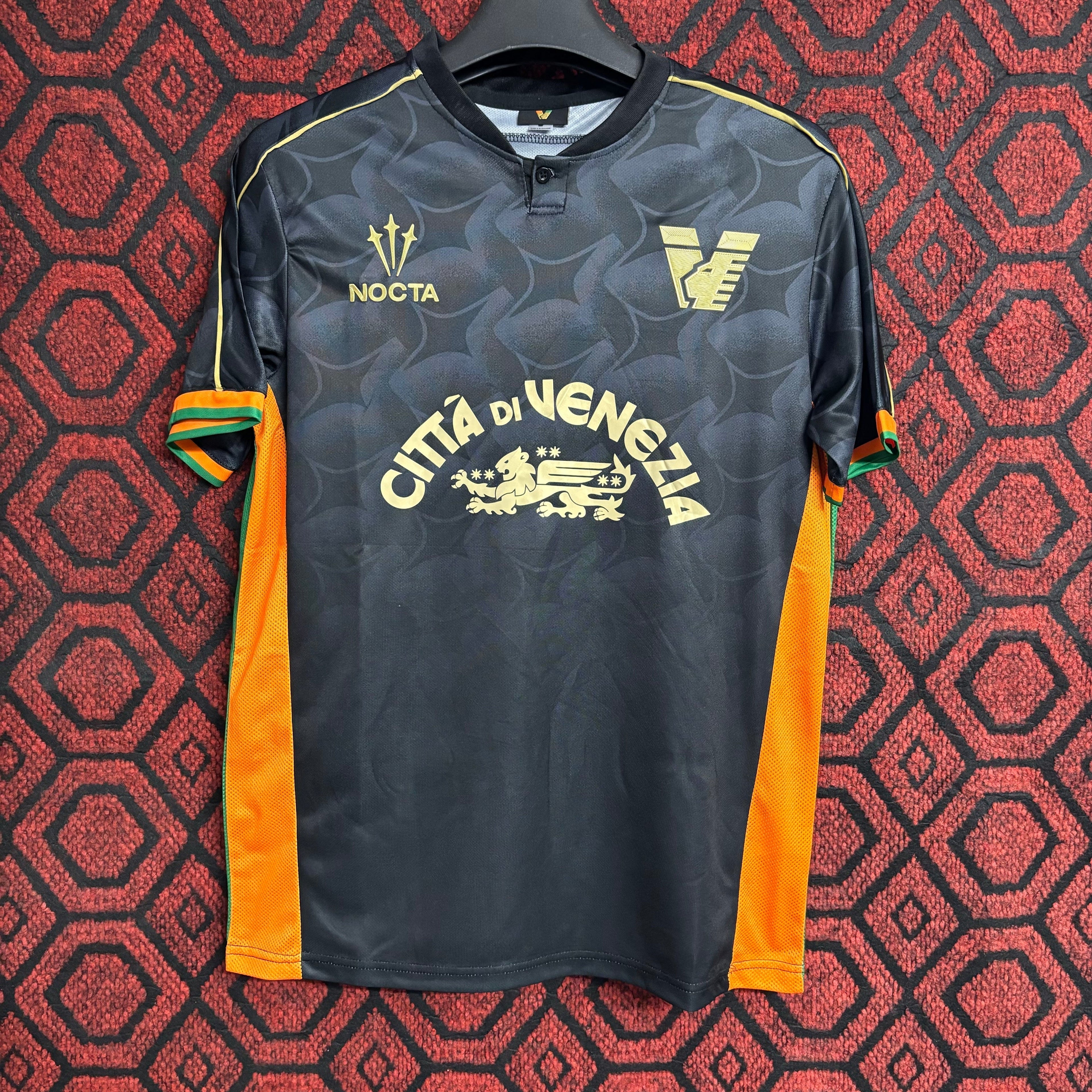Maillot domicile Venezia 24/25 spécial, Le 12 -ème Maillot, devant avec logo et motifs du club de football.