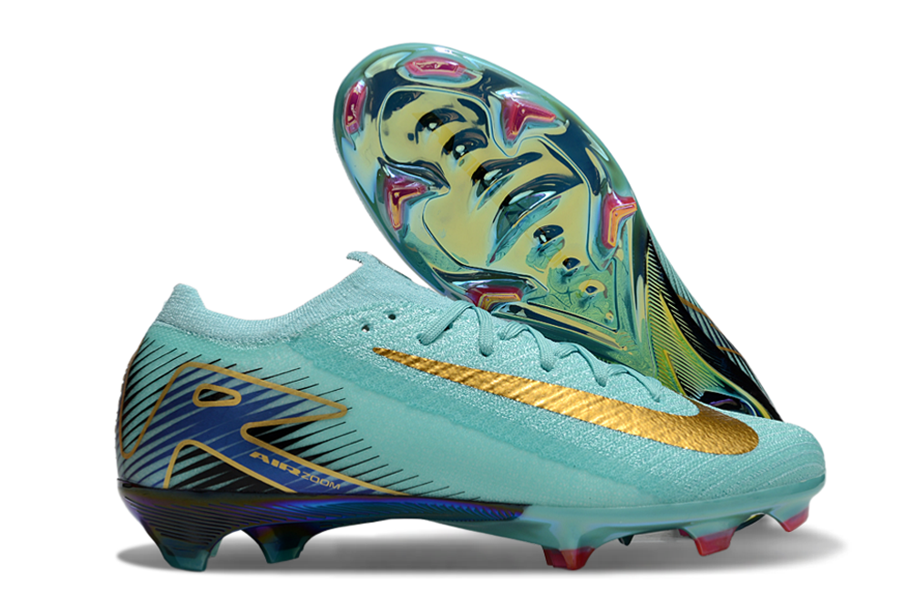 Crampons Mercurial Vapor XV Elite de Le 12 -ème Maillot, chaussures de football avec crampons en acier, vue de côté.