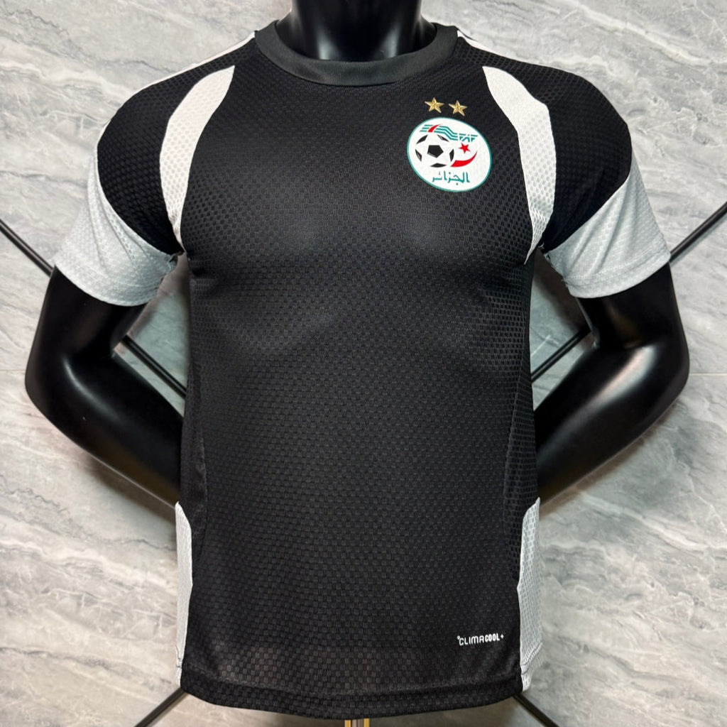 Maillot de football pour enfant 25/26 Algérie, noir, de la marque Le 12 -ème Maillot, visible avec logo et numéros.