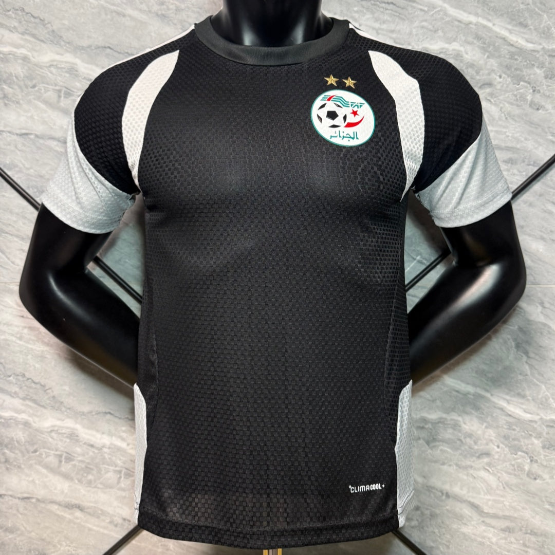 Maillot de football pour enfant 25/26 Algérie, noir, de la marque Le 12 -ème Maillot, visible avec logo et numéros.