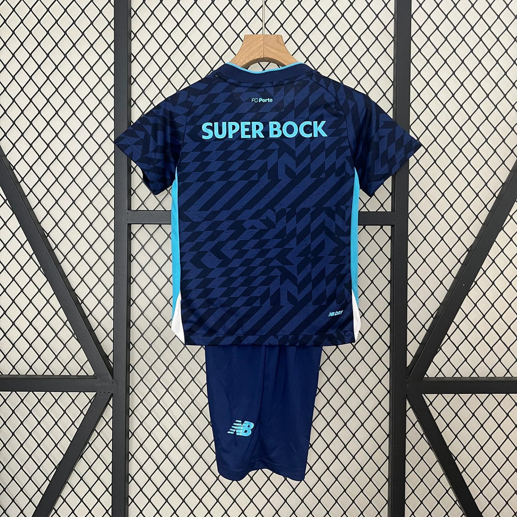Jeune enfant portant le kit Porto 2024-25 de Le 12 -ème Maillot, maillot et short assortis, en tissu léger et coloré.