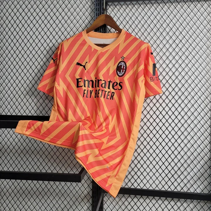 Maillot de gardien AC Milan 2023-2024 Le 12-ème Maillot, maillot vert avec logo du club, porté par un gardien.