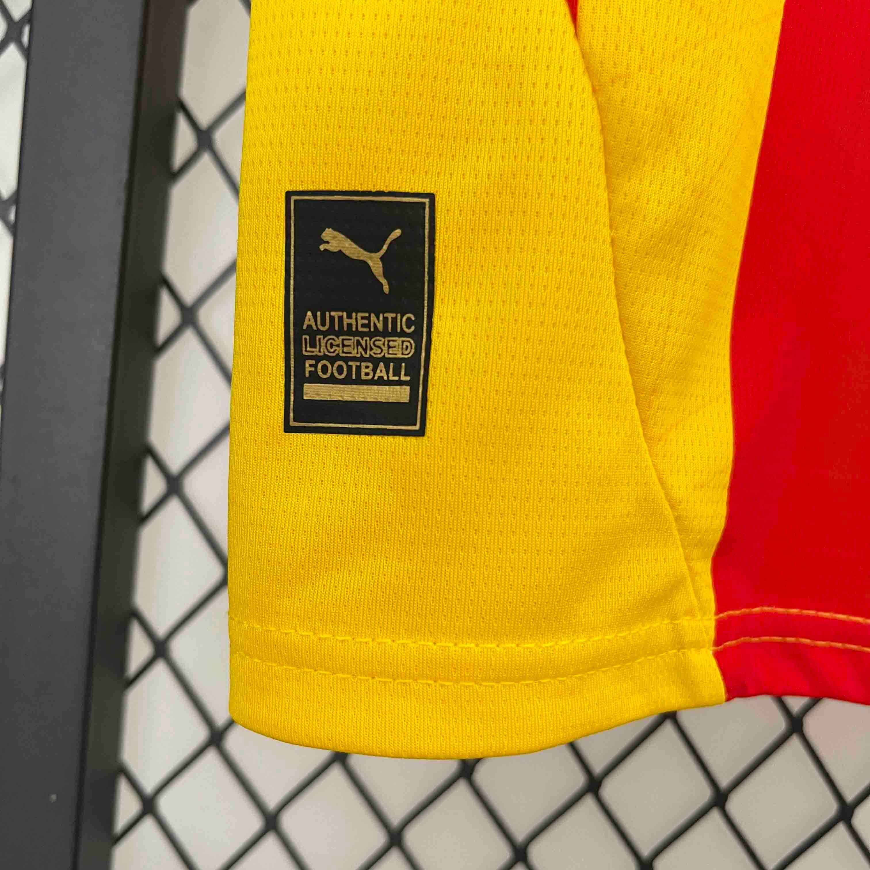 Maillot de football Lens 2024-25 Le 12-ème, maillot rouge avec logo et détails du club, vue frontale.