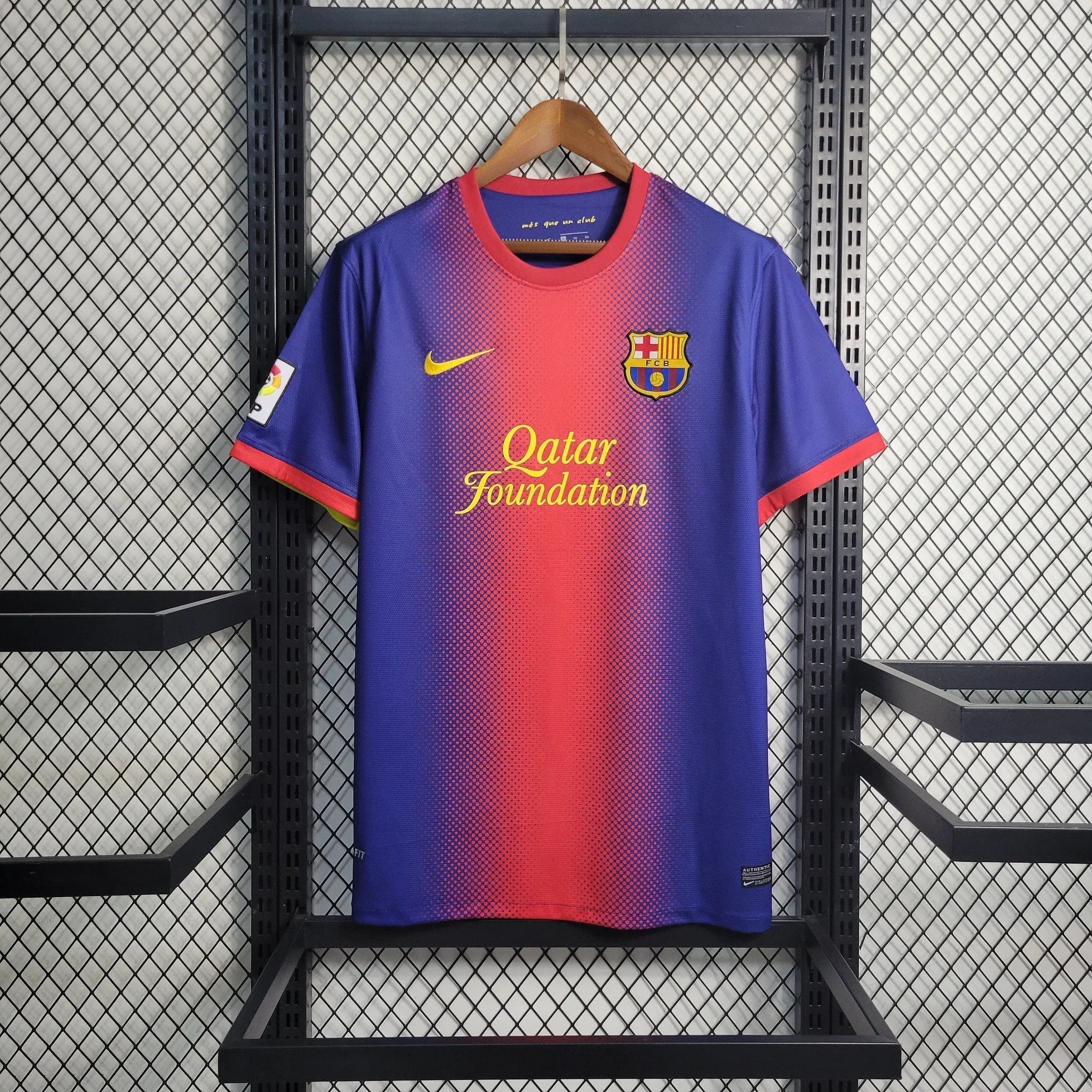 Maillot rétro FC Barcelone 2012/13 Le 12 -ème Maillot, maillot de football vintage avec logo du club et design classique.
