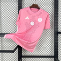Maillot de football Algérie rose 2025-2026, Le 12 -ème Maillot, vue frontale avec logo et détails du maillot.