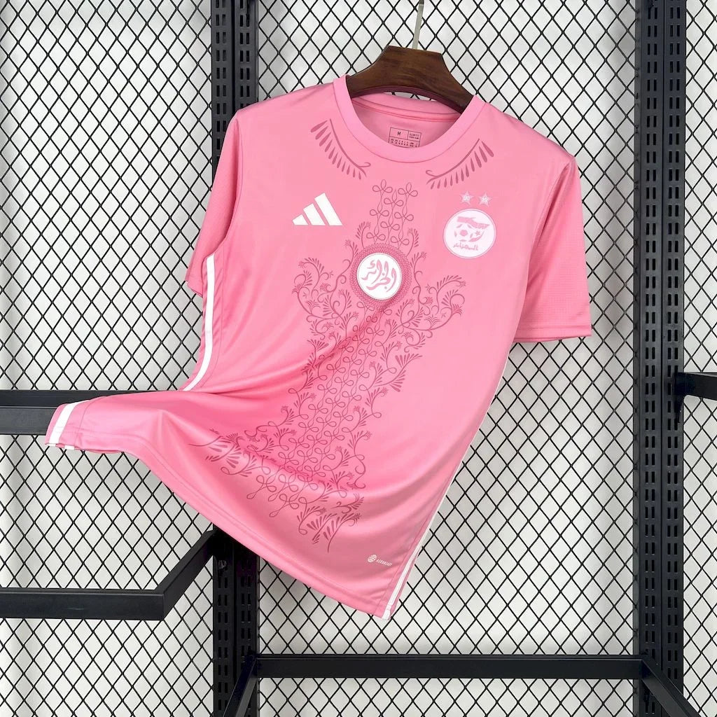 Maillot de football Algérie rose 2025-2026, Le 12 -ème Maillot, vue frontale avec logo et détails du maillot.