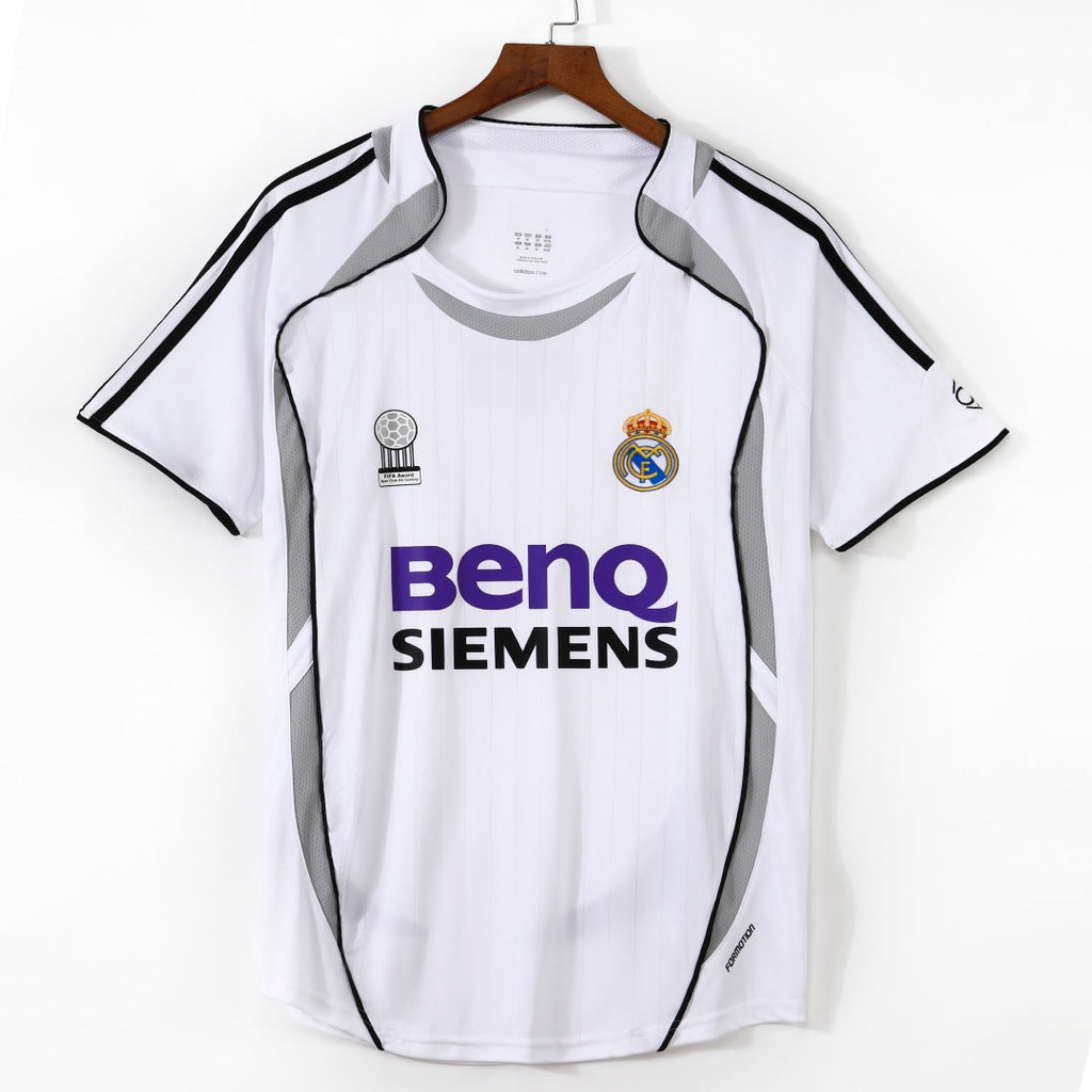Maillot domicile rétro du Real Madrid 2006-2007, marque Le 12 -ème Maillot, vue de face avec logo et détails du club blanc