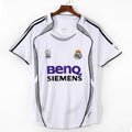 Maillot domicile rétro du Real Madrid 2006-2007, marque Le 12 -ème Maillot, vue de face avec logo et détails du club blanc