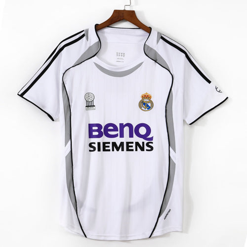 Maillot domicile rétro du Real Madrid 2006-2007, marque Le 12 -ème Maillot, vue de face avec logo et détails du club blanc