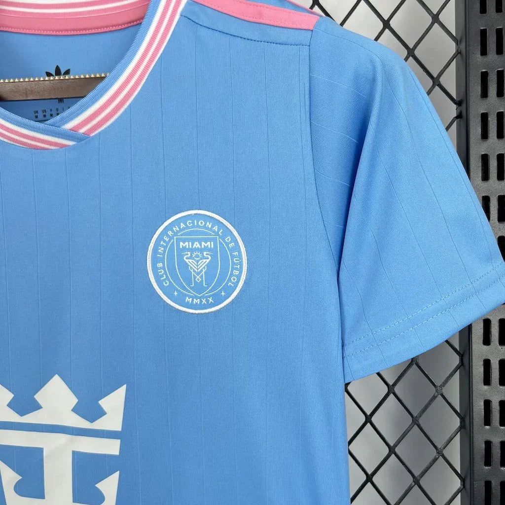 Maillot de football féminin Inter Miami 2025 de la marque Le 12, vue de face, avec logo et détails colorés.