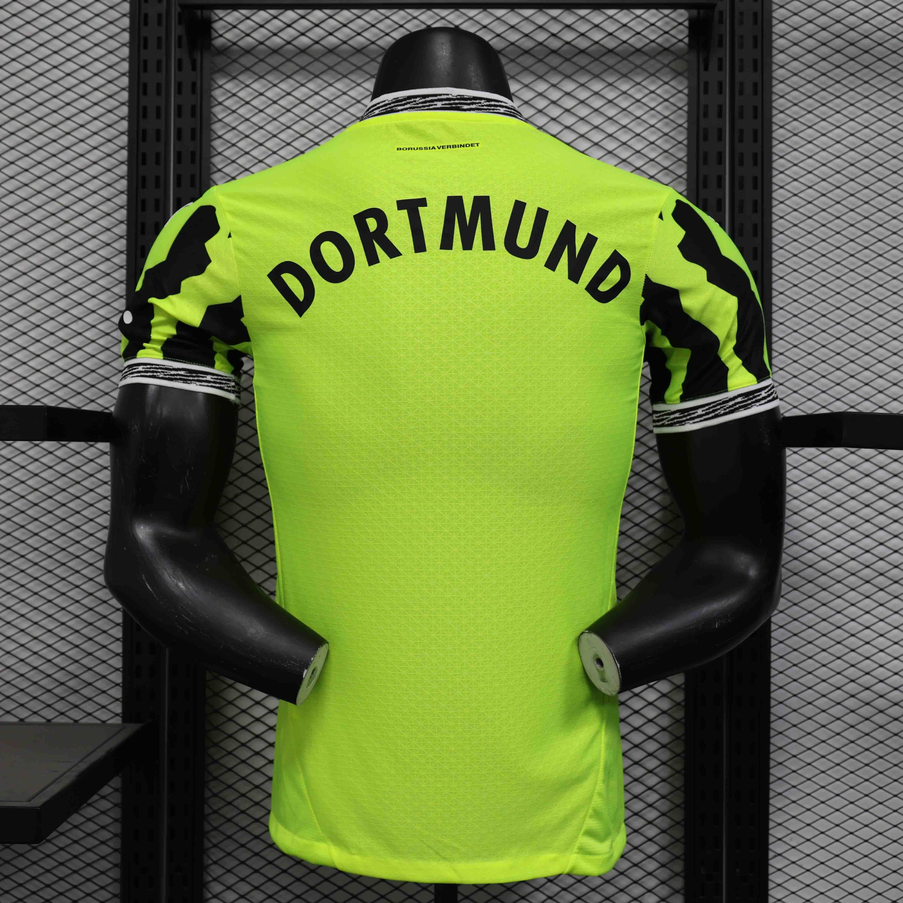 Maillot Dortmund concept 25-26 de Le 12 -ème Maillot, maillot de football noir avec détails jaunes, affiché en gros plan.