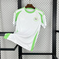 Maillot domicile de l'Algérie 2024/2025, marque Le 12 -ème Maillot, avec motifs verts et blanc, vue frontale.