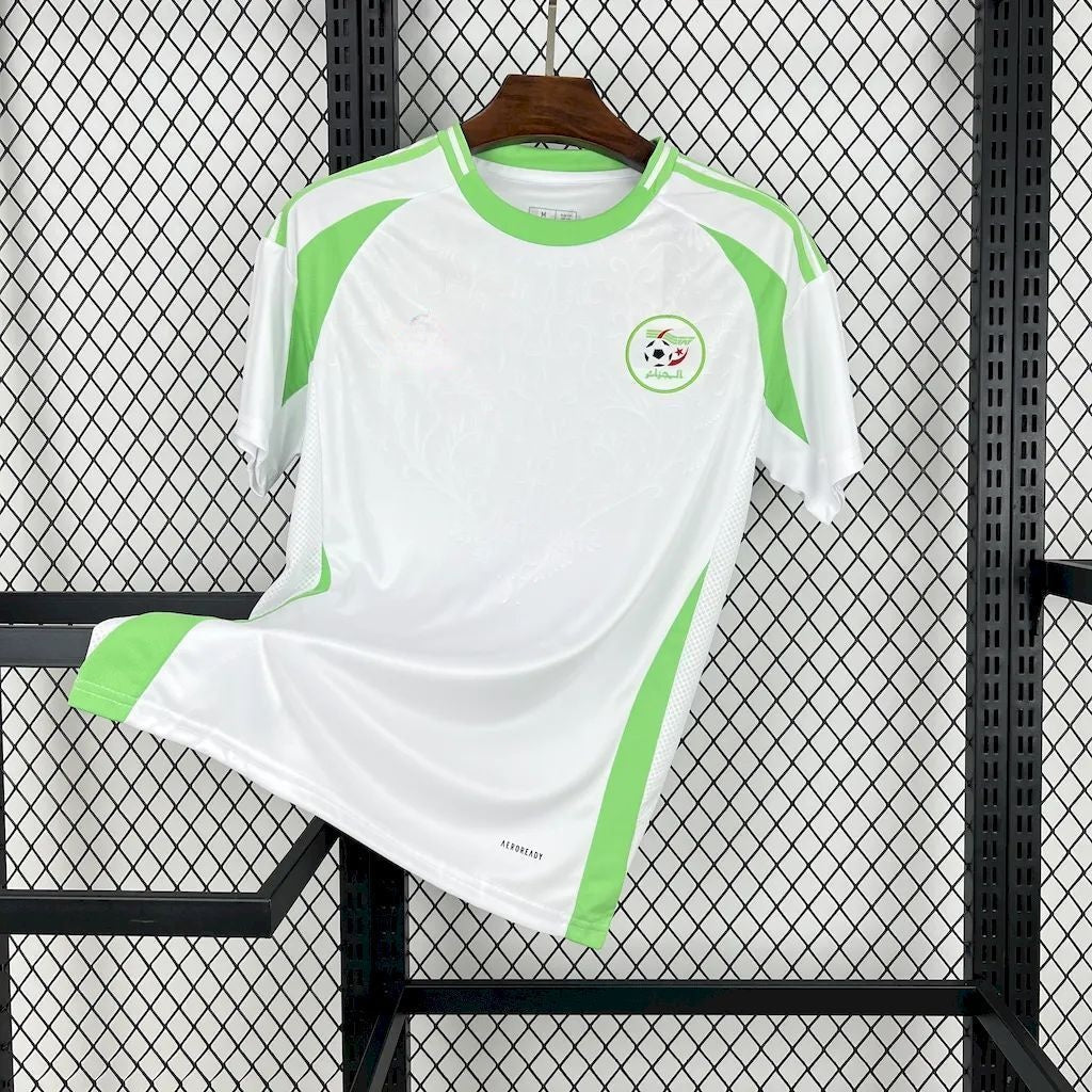 Maillot domicile de l'Algérie 2024/2025, marque Le 12 -ème Maillot, avec motifs verts et blanc, vue frontale.