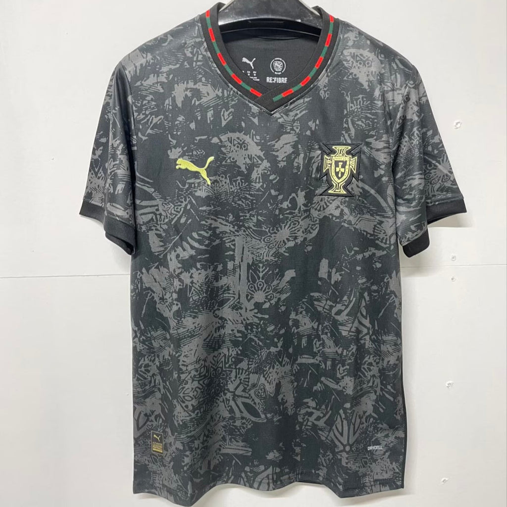 Maillot de football Portugal Spécial noir pour enfants 25/26 ans, marque Le 12 -ème Maillot, vue front sur le produit.