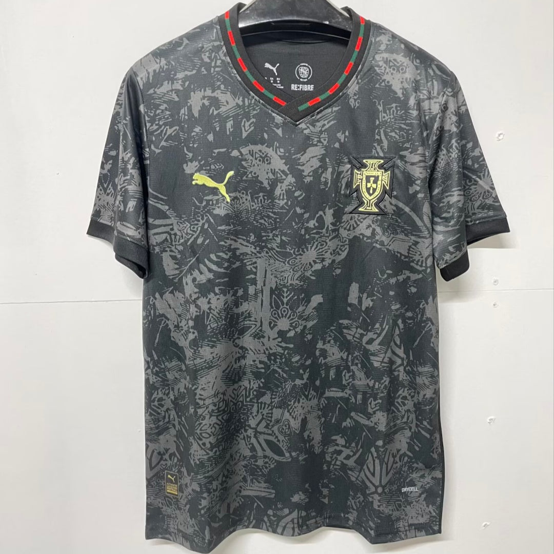 Maillot de football Portugal Spécial noir pour enfants 25/26 ans, marque Le 12 -ème Maillot, vue front sur le produit.