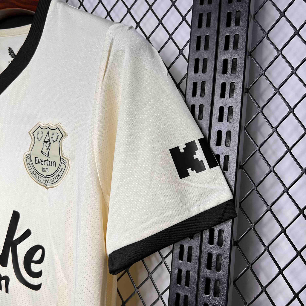Maillot extérieur Everton 2024-25 Le 12-ème Maillot, jersey de football bleu avec logo officiel et détails de l'équipe.
