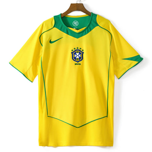 Maillot Brésil domicile rétro 2004, marque Le 12 -ème Maillot, avec logo brésilien et design vintage visible sur l'image.