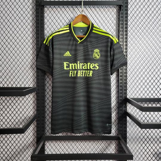 Maillot third du Real Madrid 2023-2024 de la marque Le 12 -ème Maillot, vue de face avec détails du design et logo du club.