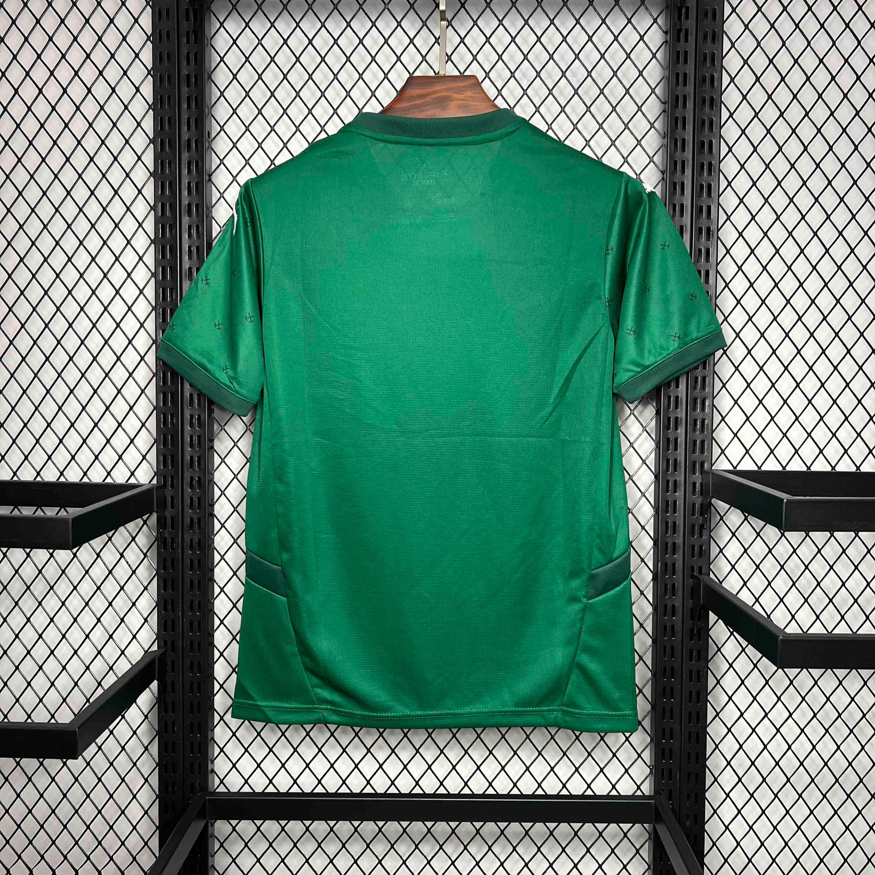 Maillot extérieur Le 12 -ème Lens 2024-25, maillot de football avec logos, vue de face, tissu léger, détails du design.