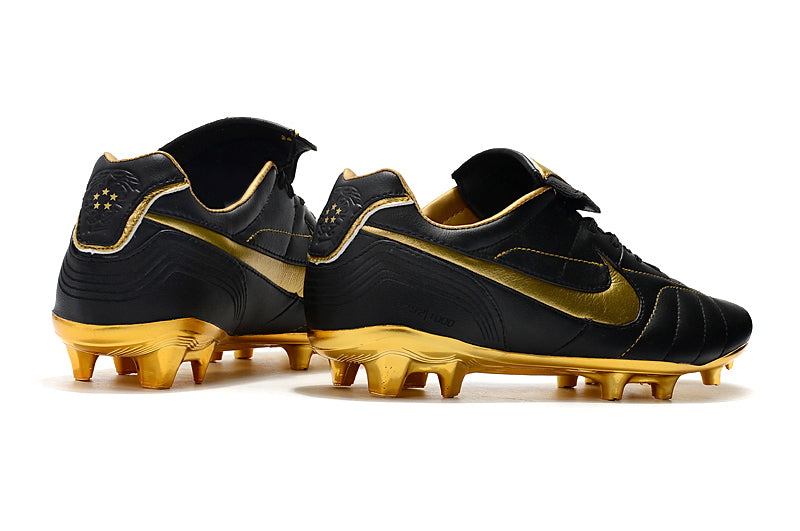 Crampons Le 12 -ème Maillot Tiempo Legend 7 R10 Elite FG pour football, vue rapprochée des spikes et du design.