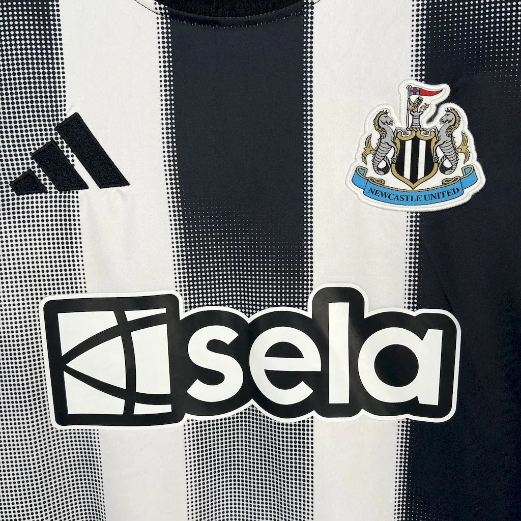 Maillot Newcastle 2025-26 par Le 12 -ème Maillot, maillot de football avec logo et design officiel, vue frontale sur fond blanc