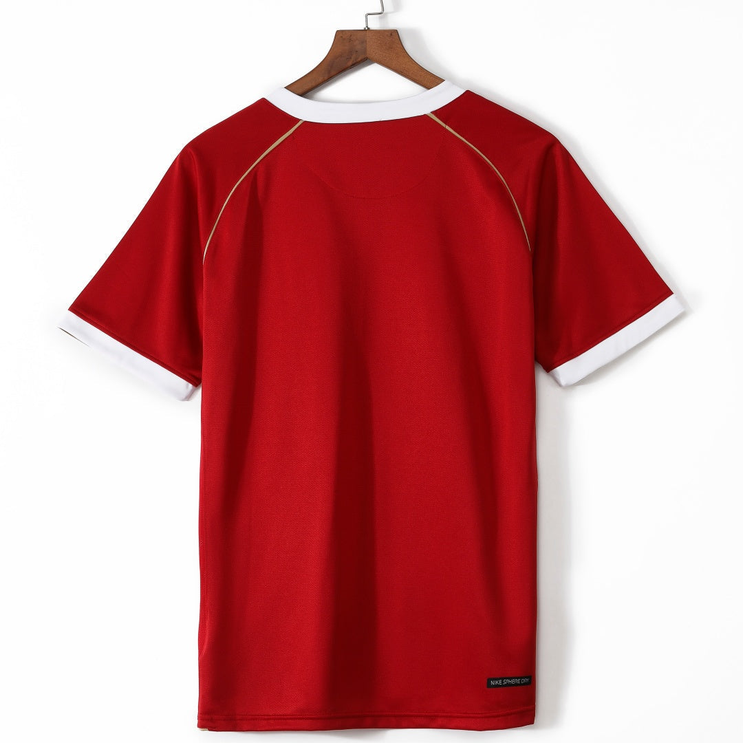 Maillot Manchester domicile rétro 2006-2007, marque Le 12-ème, vue de face avec détails du logo et design classique.